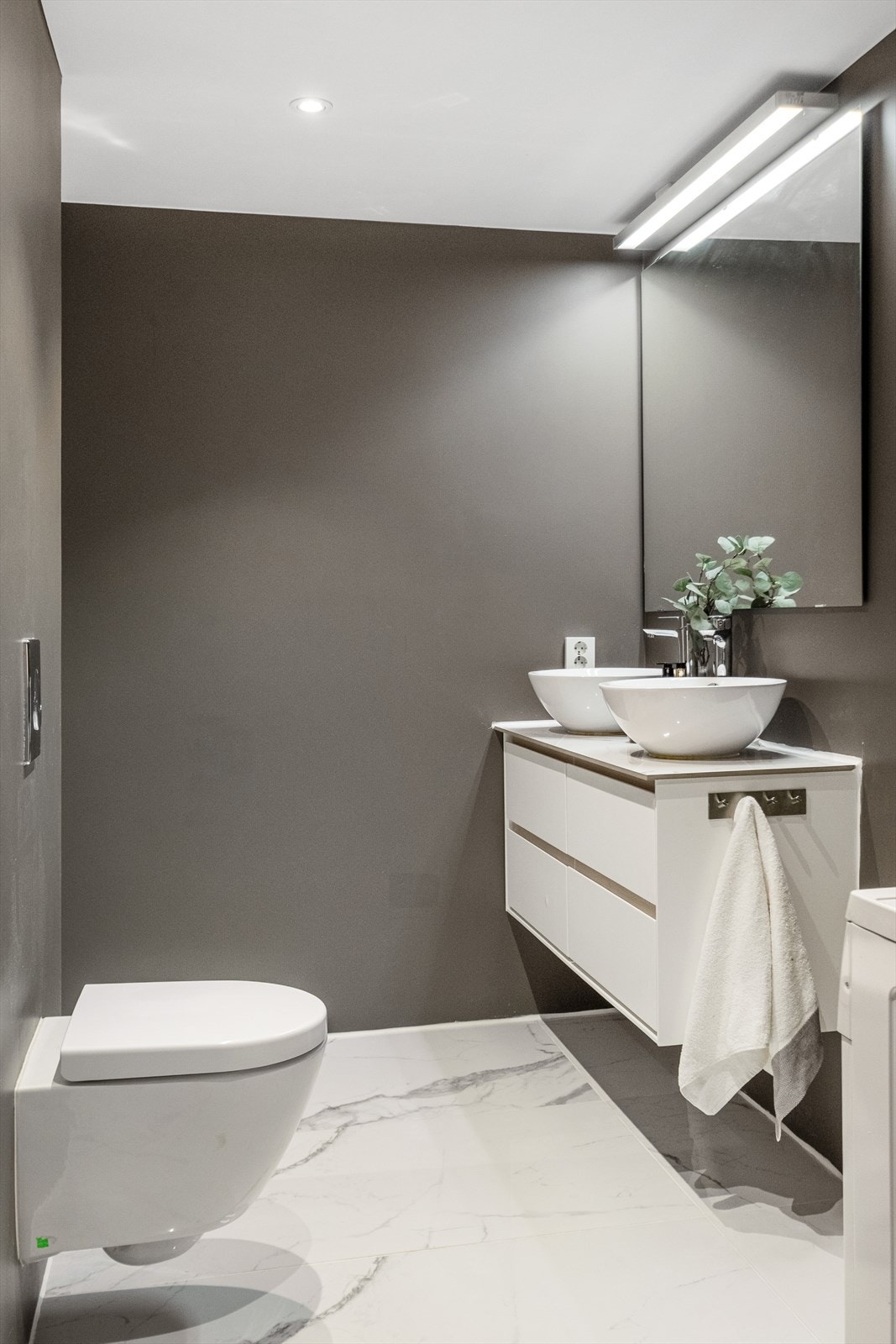 Badet er utstyrt med dobbeltservant, vegghengt toalett og spil med god belysning. Galleribilde