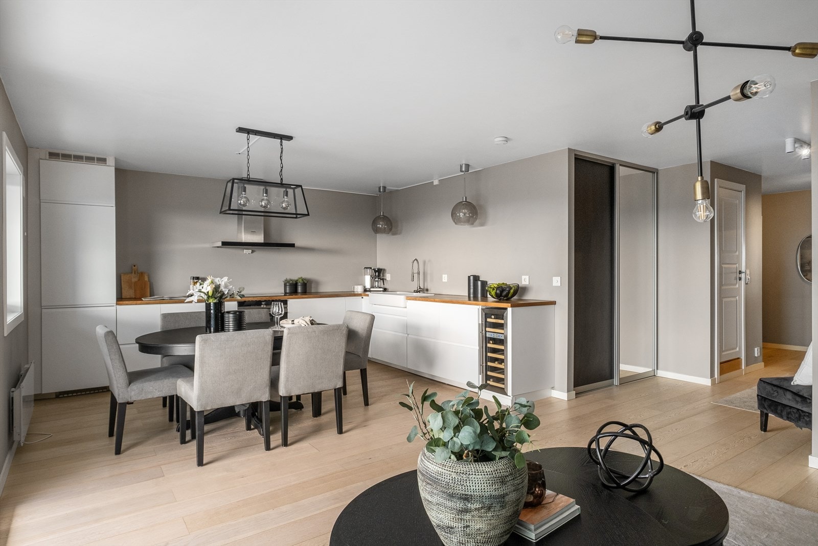 I tilknytting til kjøkkenet er det plass til stor spisegruppe - perfekt for å samle venner og familie til hyggelige sammenkomster. Galleribilde