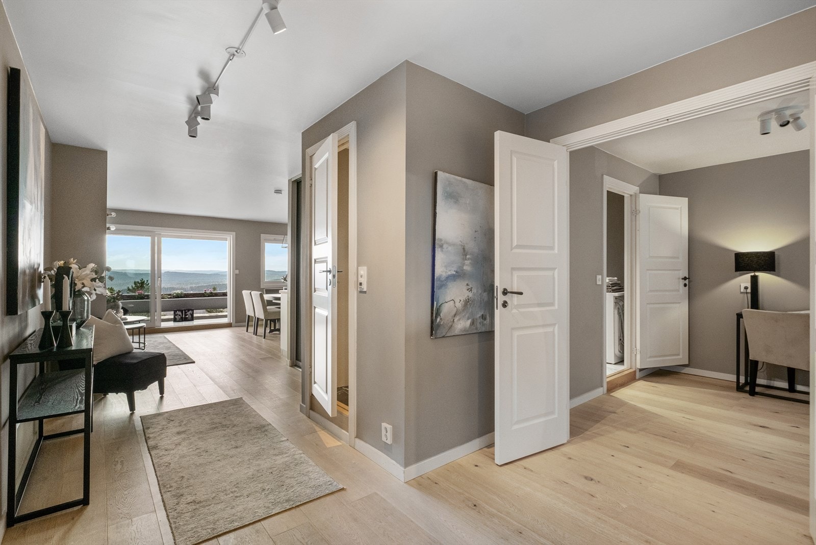 Leiligheten ønsker deg velkommen inn i en romslig og innbydende entrè. Galleribilde