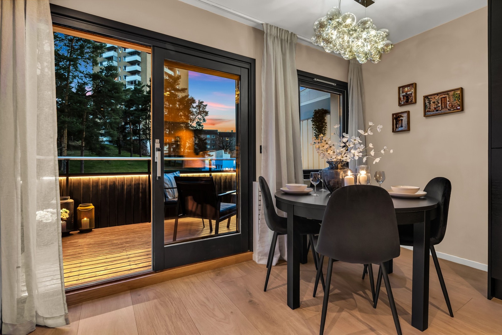 Utgang til balkongen via skyvedør Galleribilde