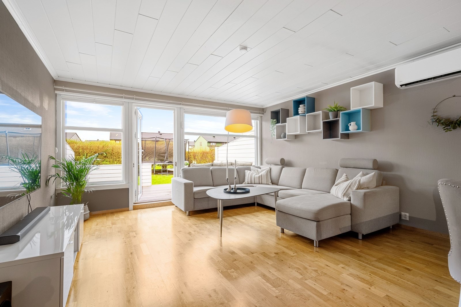 Her er det god plass til en sofagruppe og et spisebord med sitteplass for mange Galleribilde