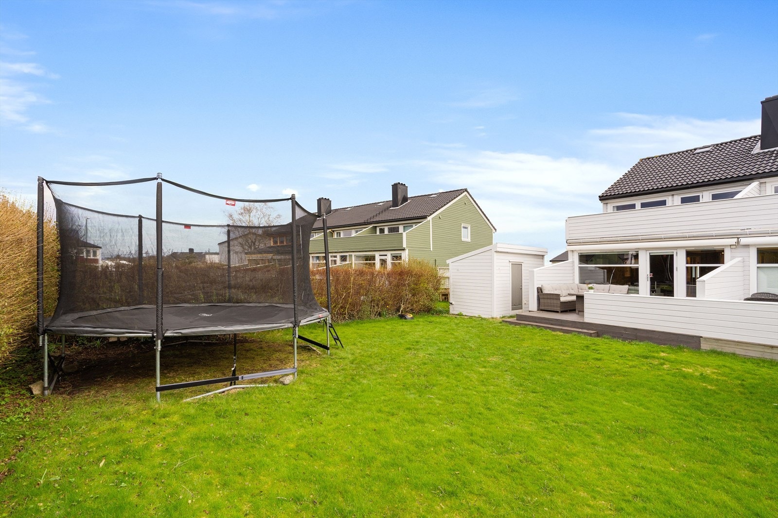 Uteområdet må sies er fint opparbeidet og er godt skjermet, samtidig som de har fine plasseringer på eiendommen i forhold til sol og ivaretar le for vindforhold. Galleribilde