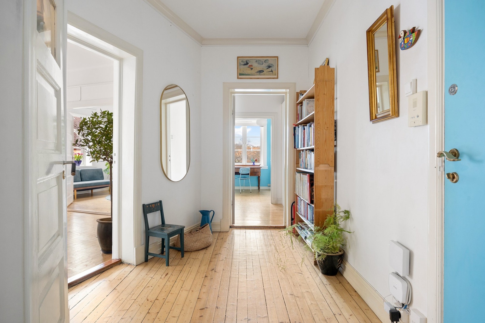 Det romslige inngangspartiet er et hyggelig første møte med boligen. Her er det bla. originale skap med profilerte dører og plassbygget bod. Galleribilde
