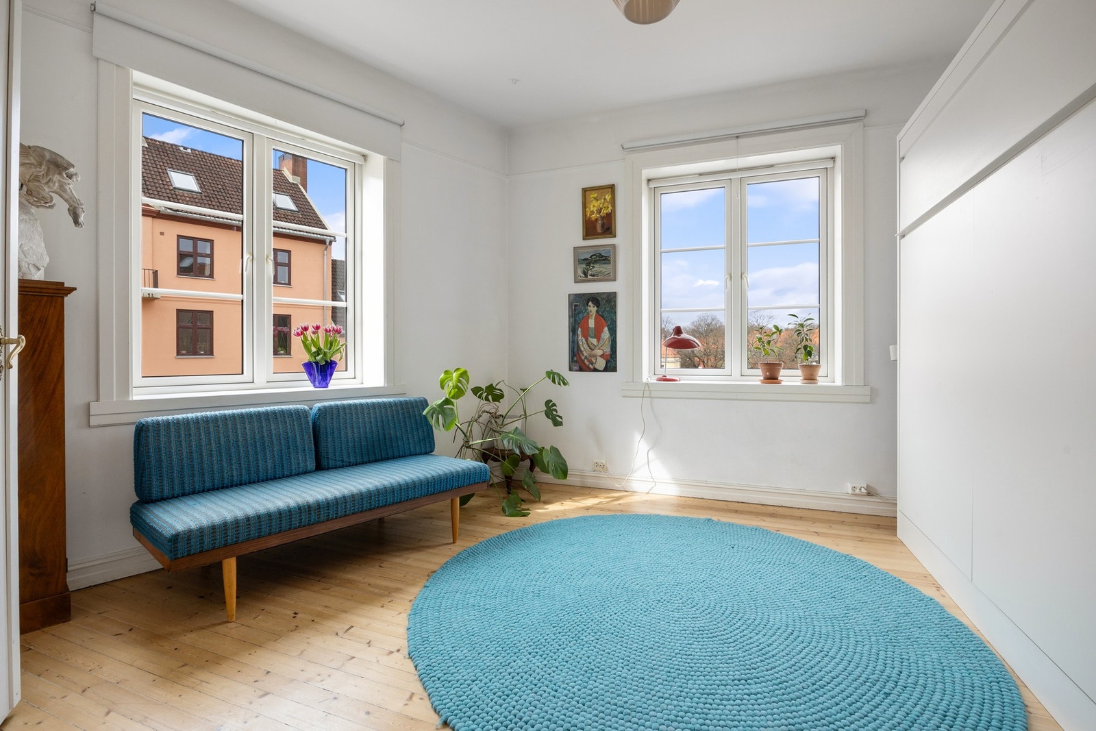 Beliggenheten på hjørnet av bygningen gjør at man får vindusflater mot tre himmelretninger. De fleste vinduene vender mot syd og vest. Galleribilde