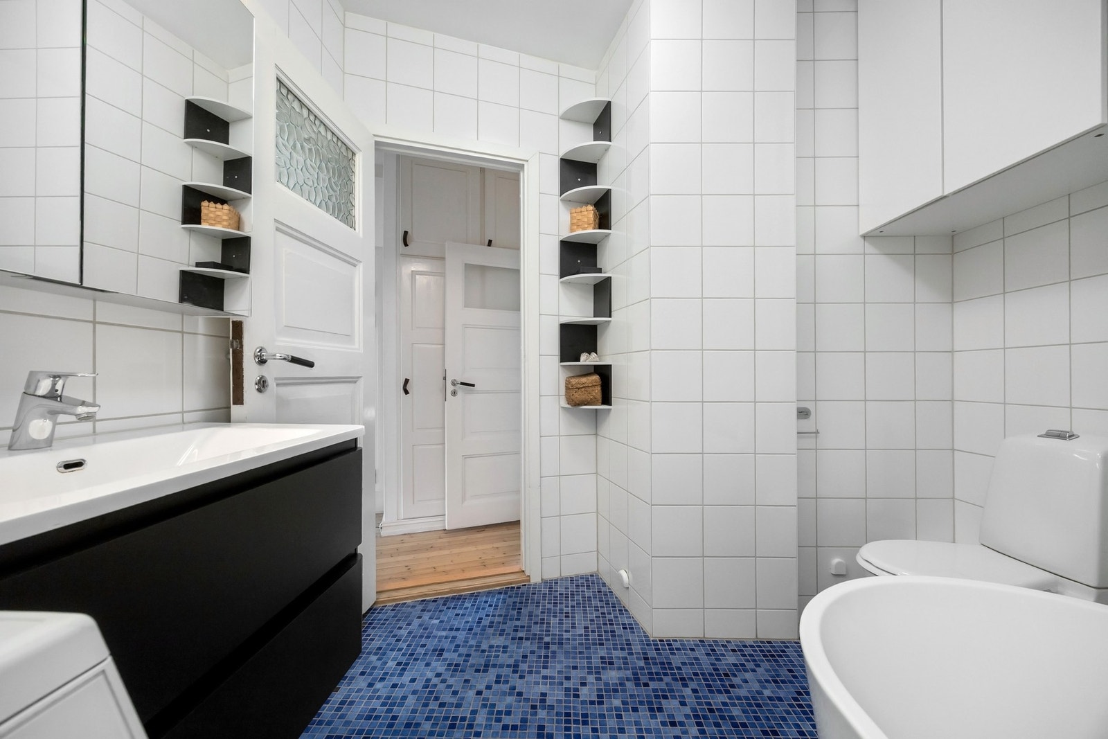 Badet har en gjennomtenkt utforming og ekstra god størrelse, og inneholder alt man trenger for en praktisk enkel hverdag. Galleribilde