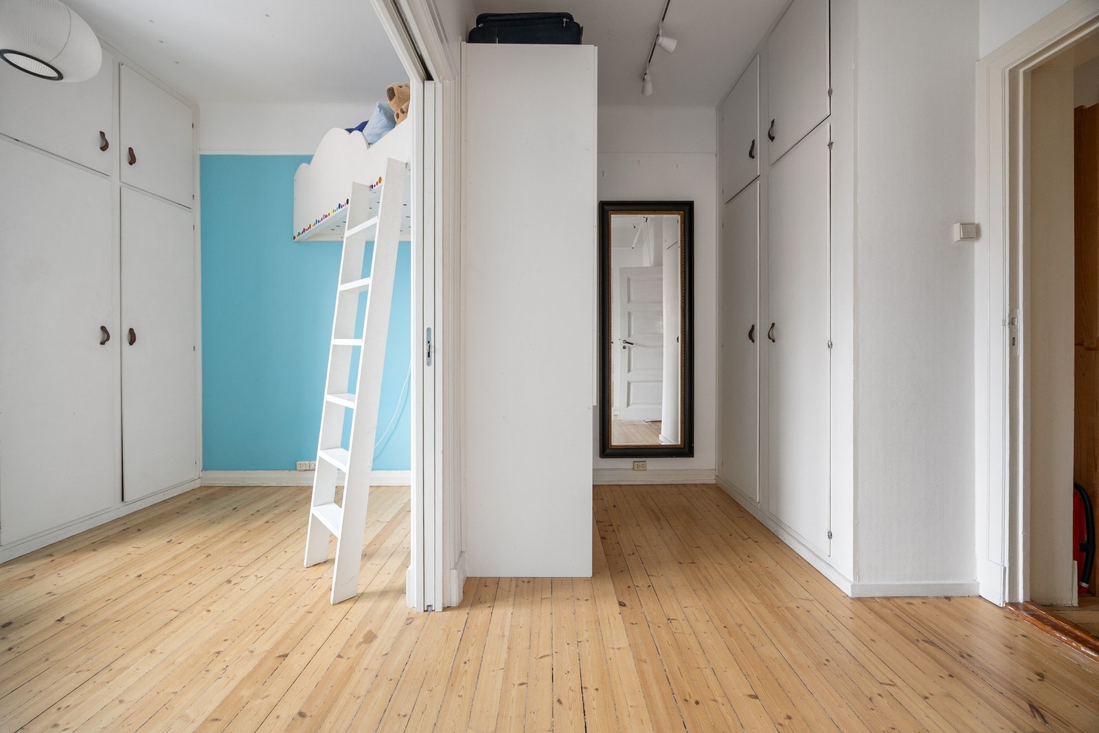 Det er gode oppbevaringsløsninger med rikelig plass i leiligheten. Eget omkledningsrom fungerer som "walk-in closet" med plass til klær for hele familien. Garderobeskap følger boligen. Galleribilde