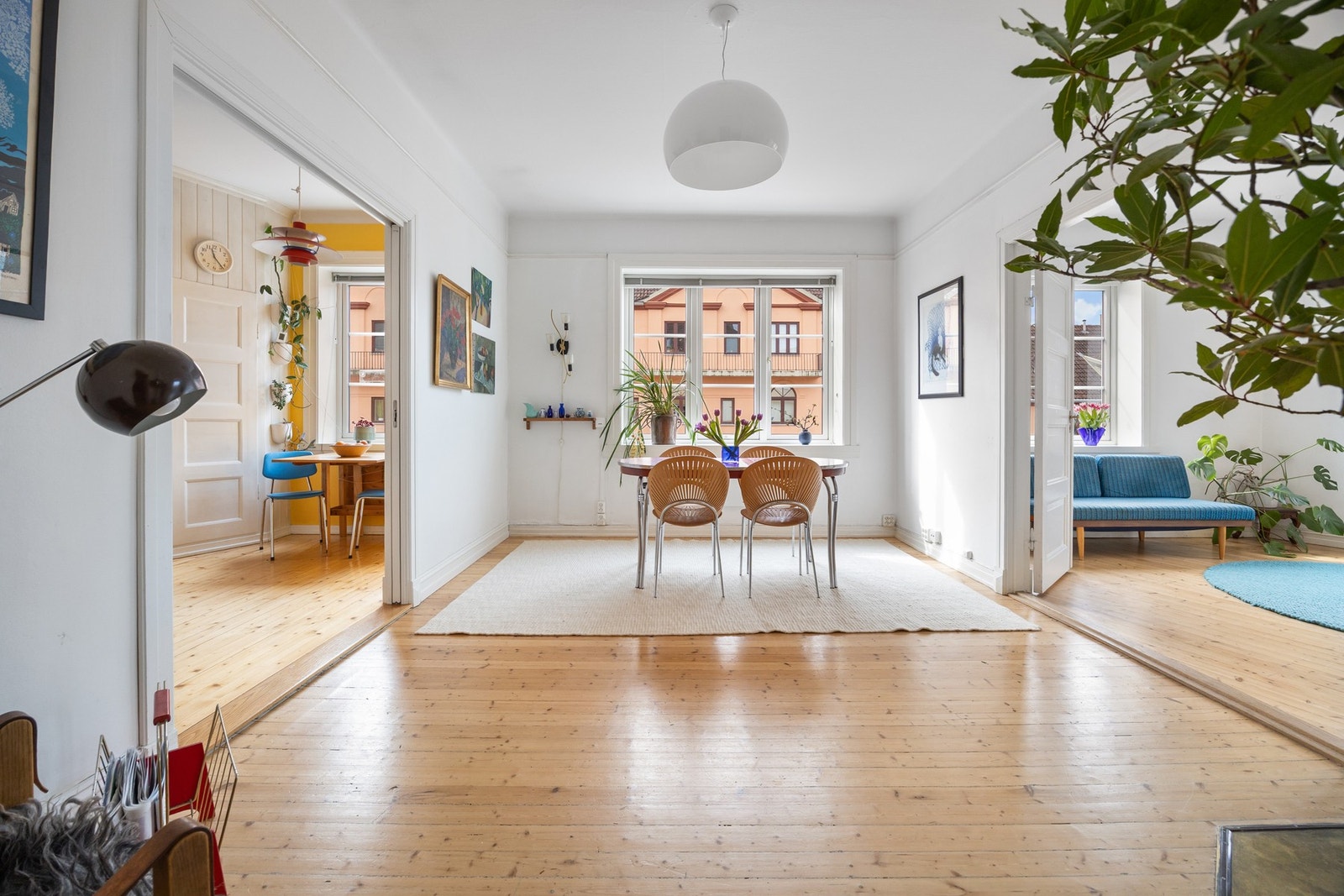 Store vindusflater slipper inn rikelig med naturlig dagslys. Galleribilde