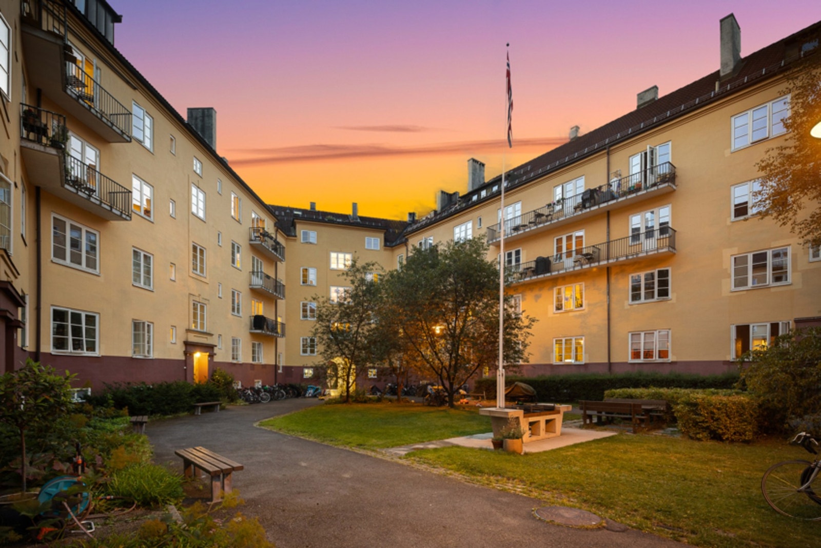Sesongbilde fra det nydelige gårdsrommet sommertid. Galleribilde