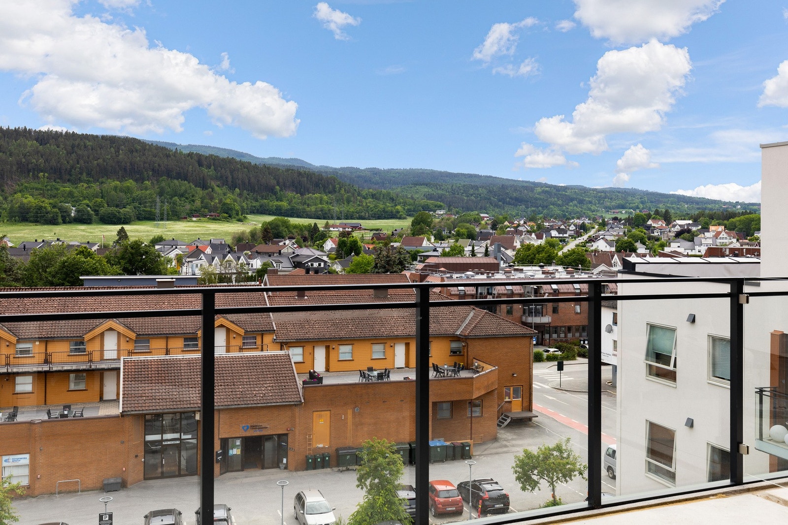 Gulvet består av støpt betong og rundt er det et luftig rekkverk i glass. Galleribilde