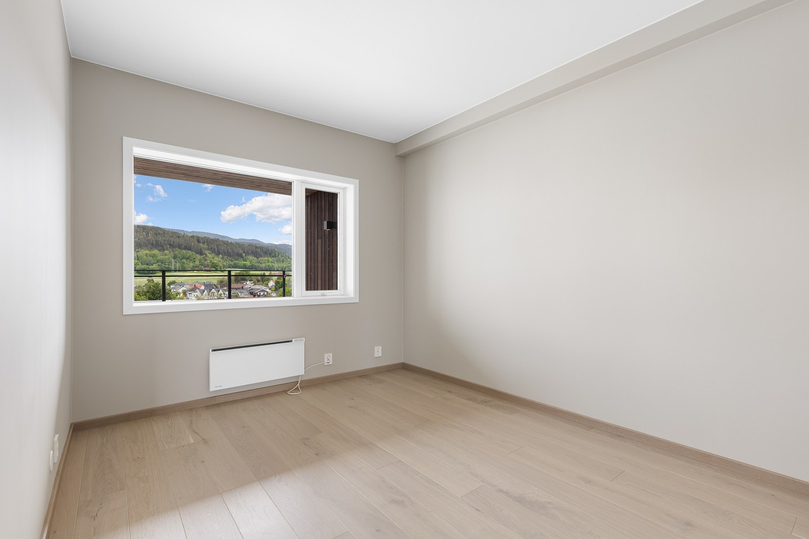 Begge rommene har lik standard som øvrige rom med enstavs parkettgulv, malte vegger i tidsmessig beige og listefrie overganger til hvitmalt tak. Galleribilde