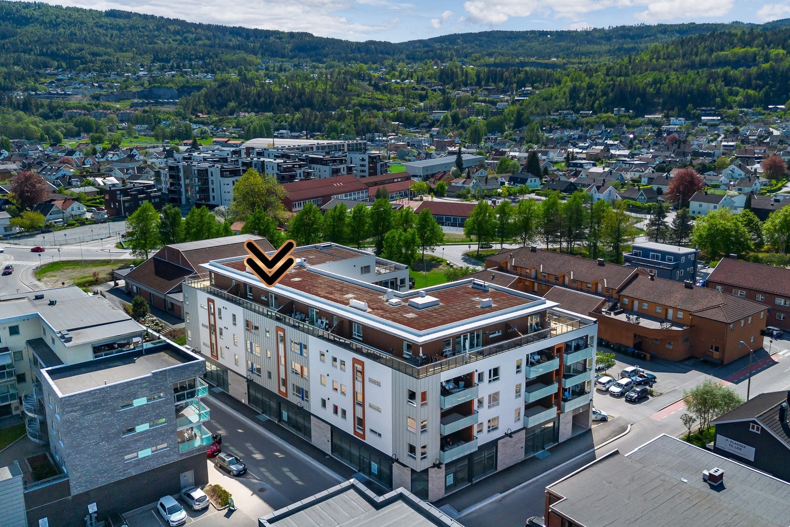 Leiligheten ligger i øverste etasje, i et miljøvennlig bygg med to fellesrom, sykkelparkering og et koselig, felles atrium. Galleribilde