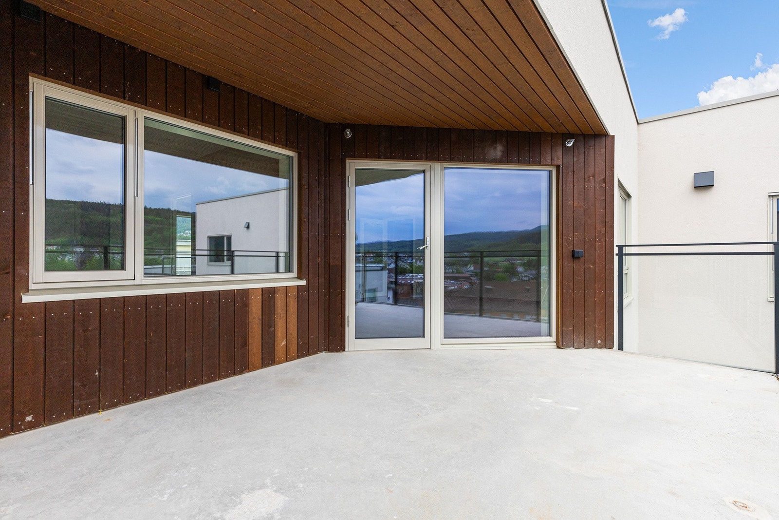 Balkongen vender inn mot felles atrium og er trukket inn i bygningskroppen, noe som gir godt le for vær og vind. Galleribilde