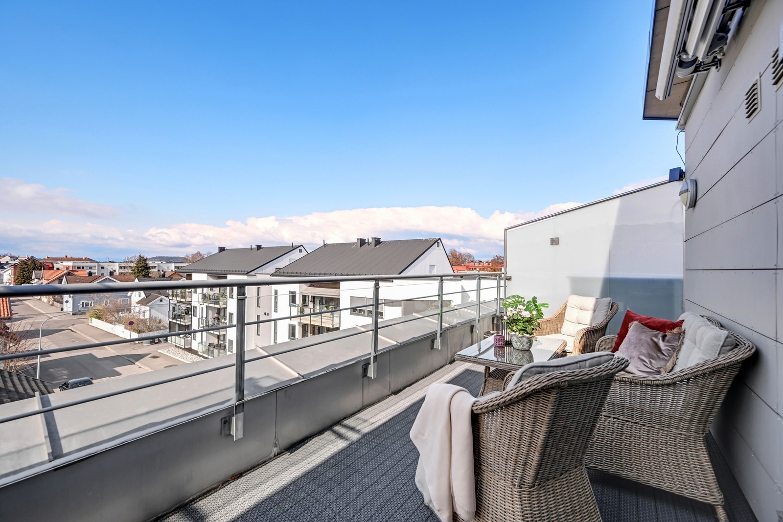 Romslig terrasse med god plass til sittegruppe - et perfekt sted å nyte fine ettermiddager i solen. Galleribilde