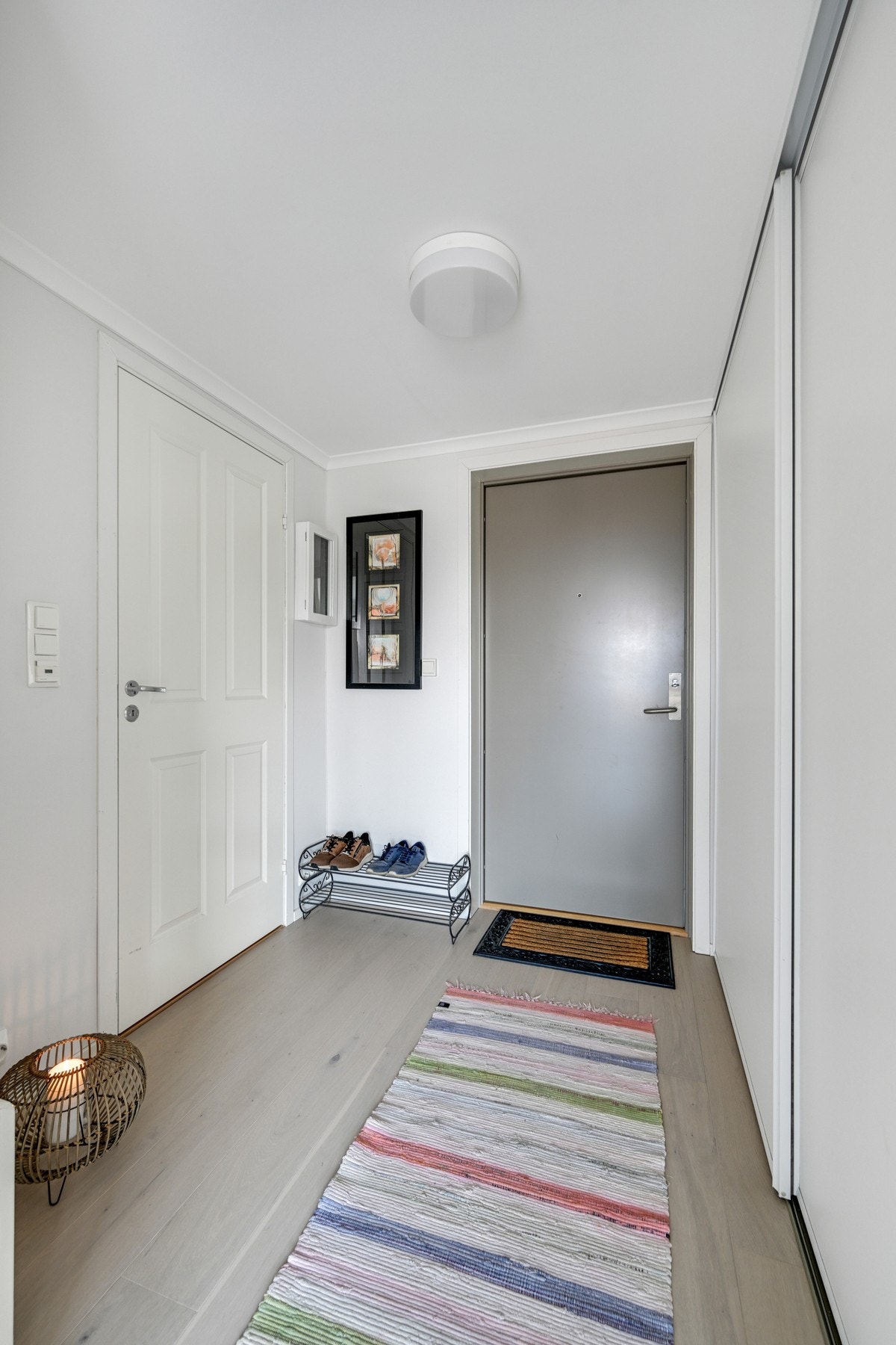 Her ser vi entréen - her er det skyvedørsgarderobe. Galleribilde