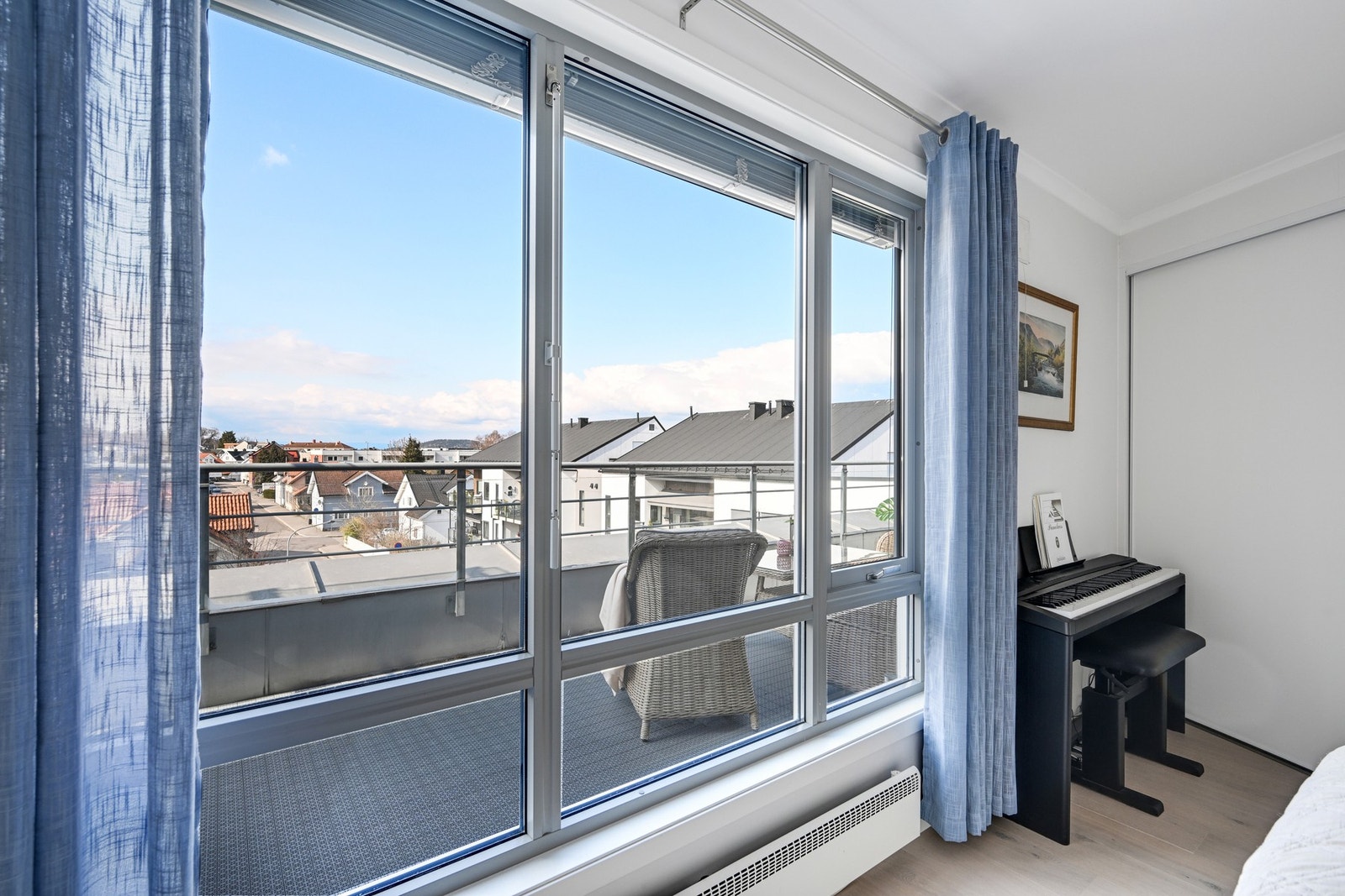 Store vinduer slipper inn godt med dagslys og gir rommet en åpen og innbydende følelse. Galleribilde