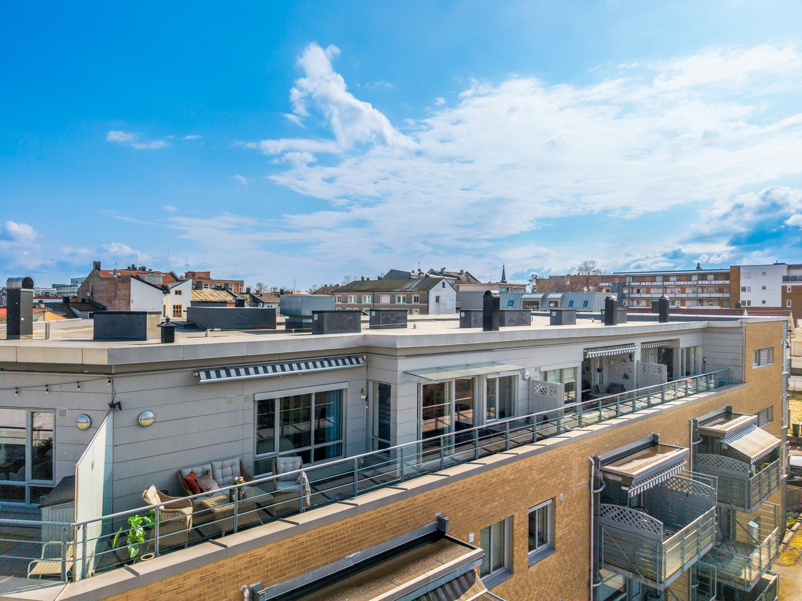 Toppleilighet med attraktiv beliggenhet og romslig terrasse - her bor du luftig og sentralt med gode solforhold. Galleribilde