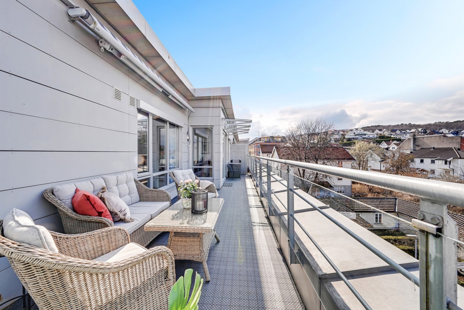 Utgang fra stuen til en romslig og hyggelig terrasse med god plass til utemøbler - vendt mot nordvest og med fine solforhold på ettermiddag og kveld. Galleribilde