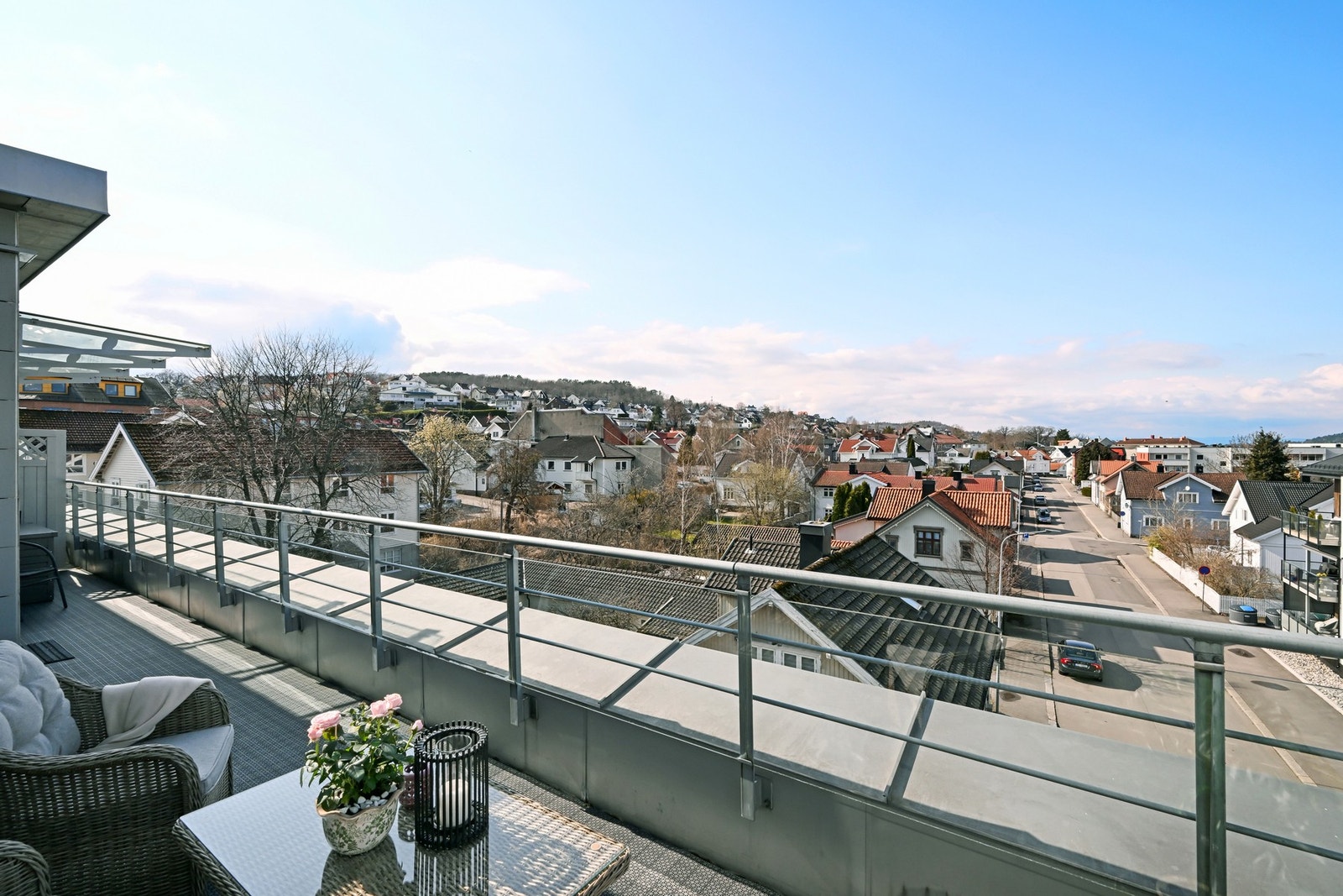 Fra terrassen er det flott utsyn over nærområdet og hyggelig villabebyggelse - en luftig beliggenhet med gode solforhold. Galleribilde