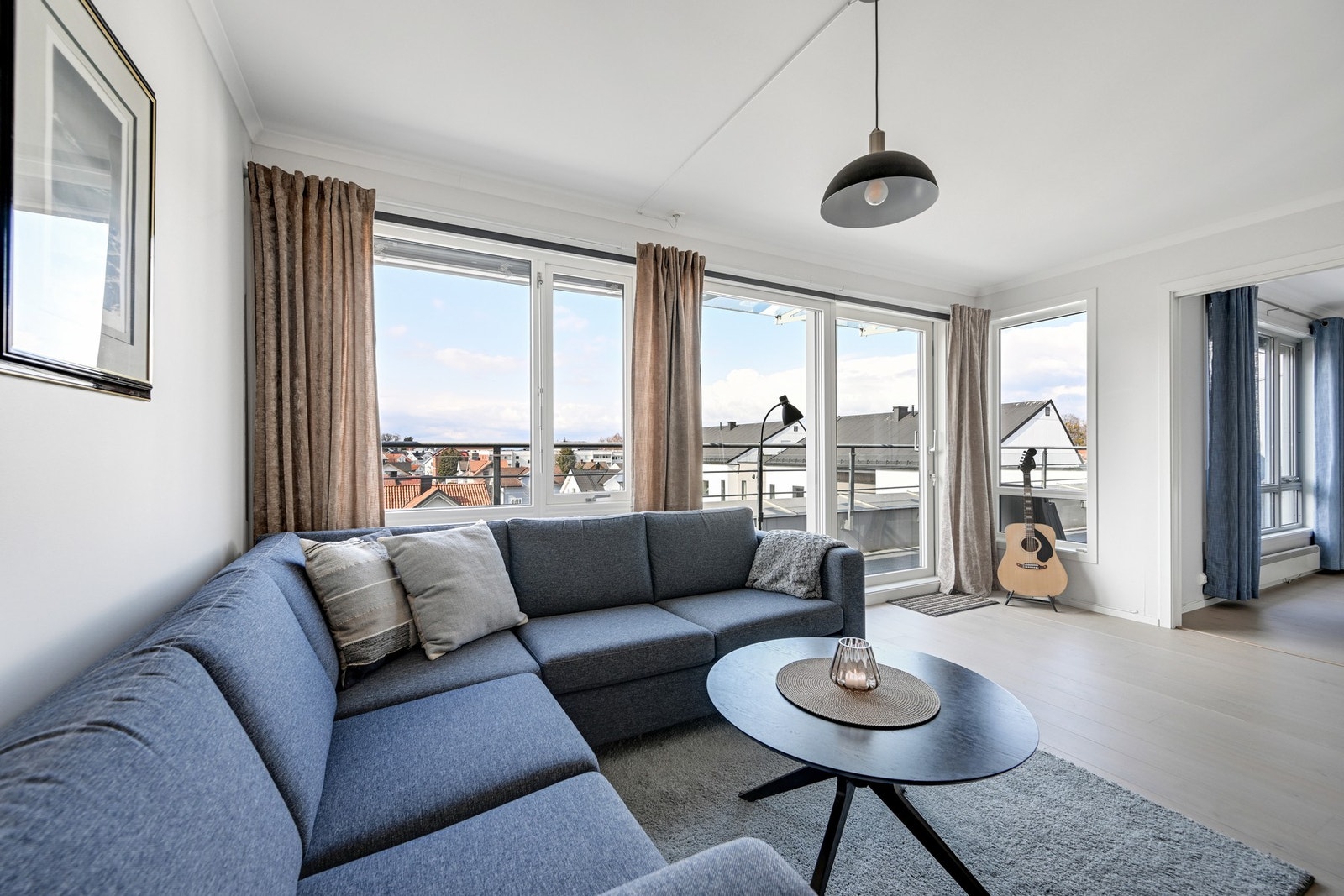 Lys og innbydende stue med store vindusflater som slipper inn rikelig med dagslys - et naturlig samlingspunkt med utgang til terrassen. Galleribilde