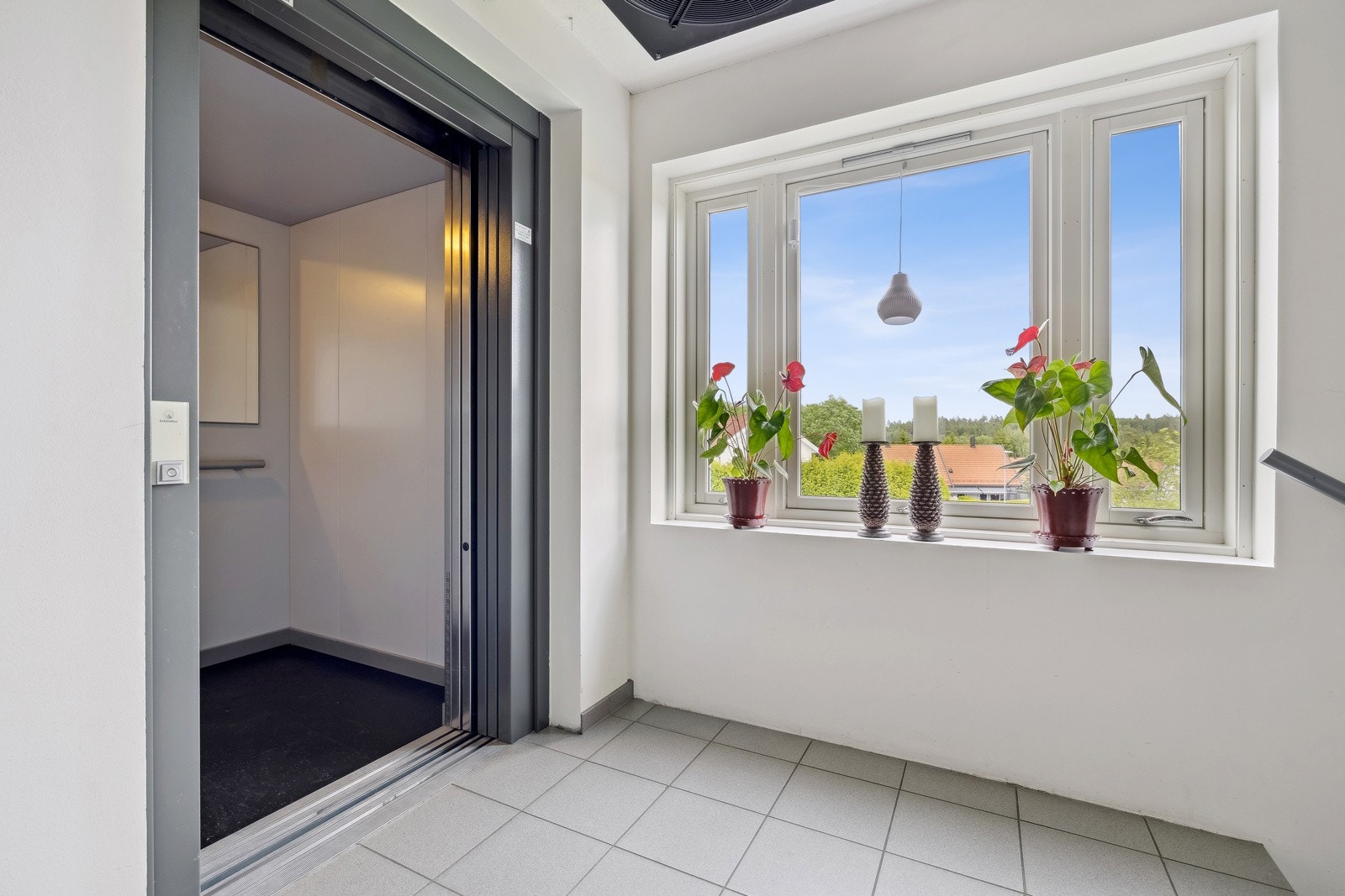 Heisen i bygget sørger for enkel adkomst, både fra inngangspartiet, men også fra garasjeplanet. Galleribilde