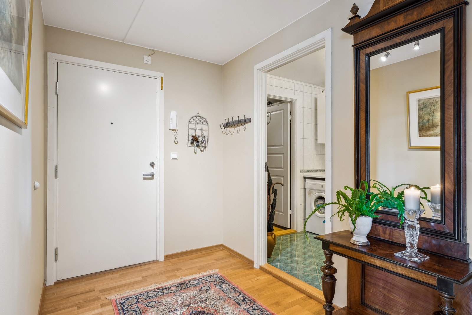 Ved entréen er det adkomst til eget vaskerom med skapinnredning og arbeidsbenk. God plass til både vaskemaskin og tørketrommel. Det er også adkomst til garderobe/lagringsbod. Galleribilde