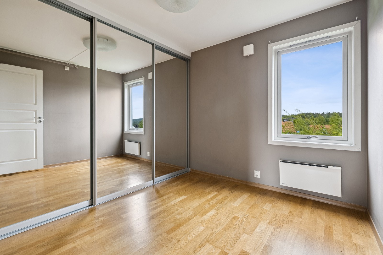 Soverom 2 på hovedplanet, innredet med generøs garderobe, og kan også vel benyttes som meget romslig walk-in closet. Galleribilde