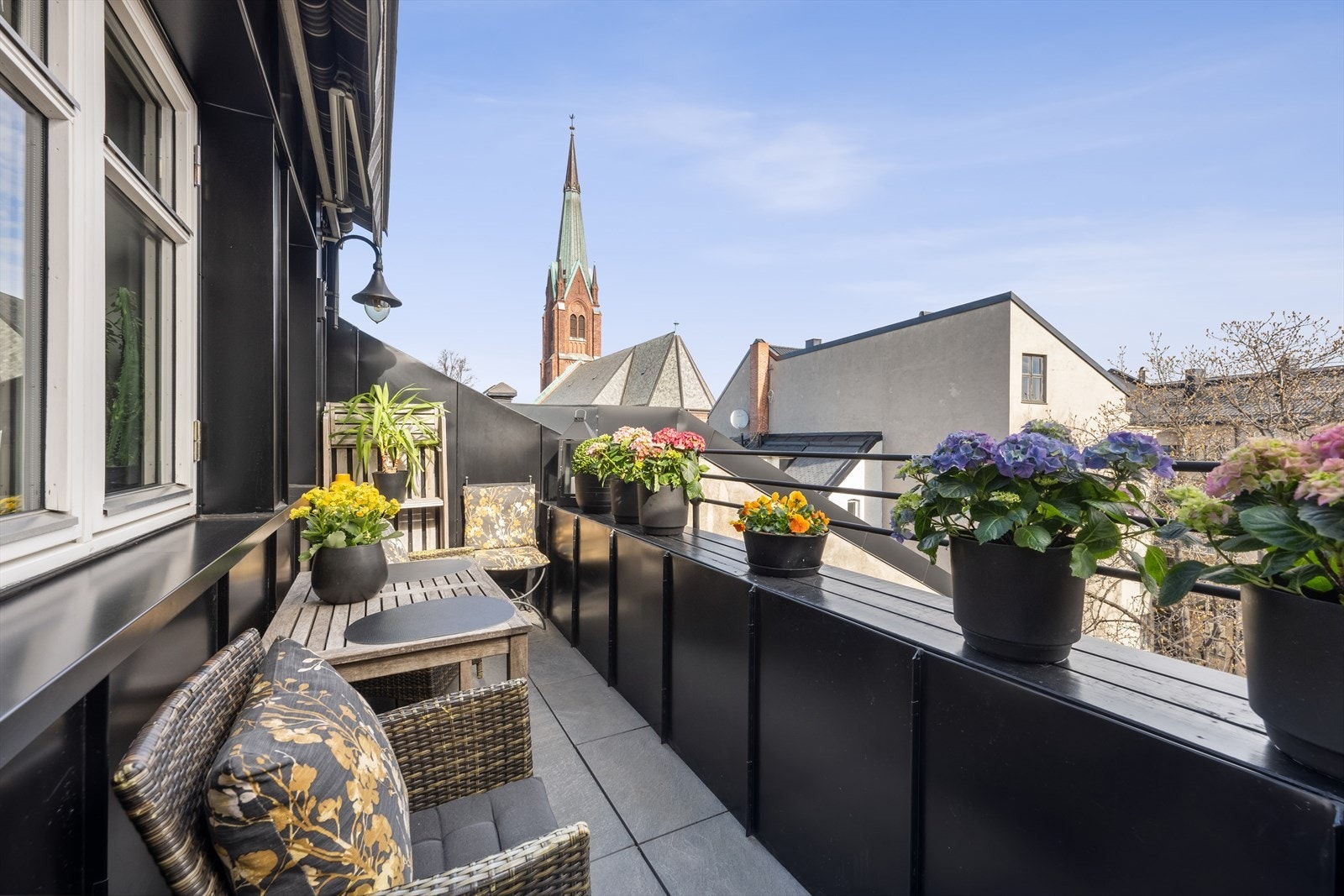 Nordvik avd. Frogner har gleden av å presentere Skovveien 49. Foto tatt av Arne Schram ifm. en tidligere annonse. Arkivbilde fra da selger kjøpte. Galleribilde