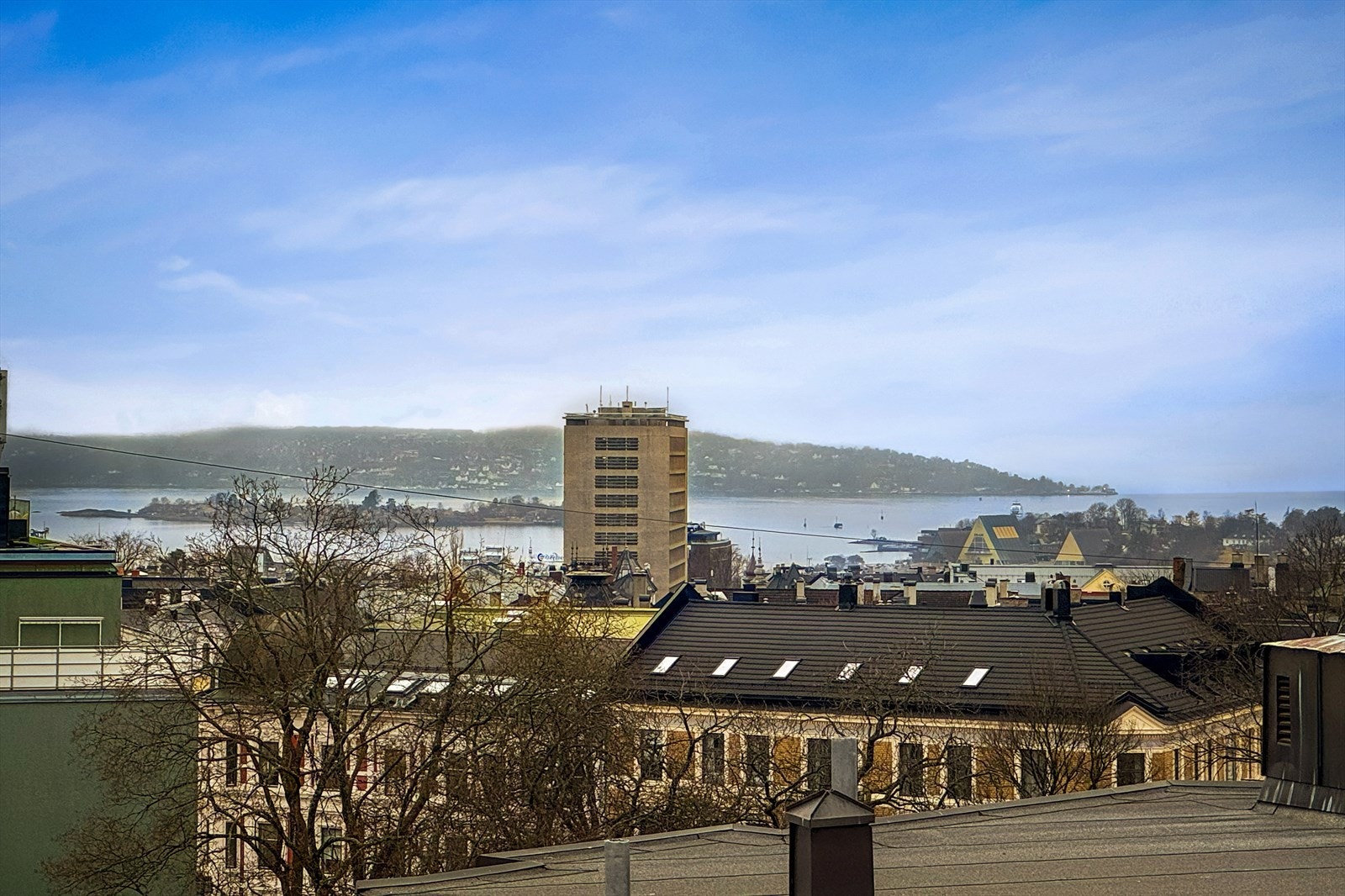 Det er fantastisk utsikt fra begge soverom og stuen over Oslo by og innseilingen til Oslofjorden. Galleribilde