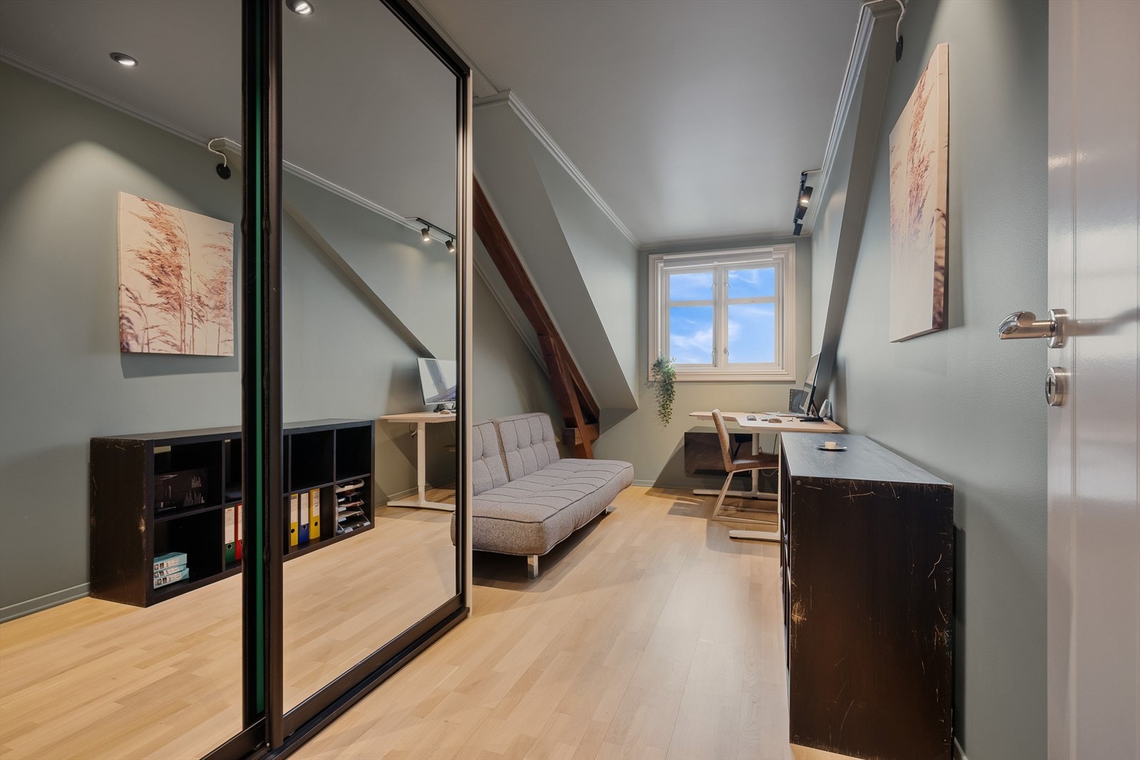 Soverom 2 med skyvedørsgarderobe, innredet som kontor/gjesterom. Galleribilde