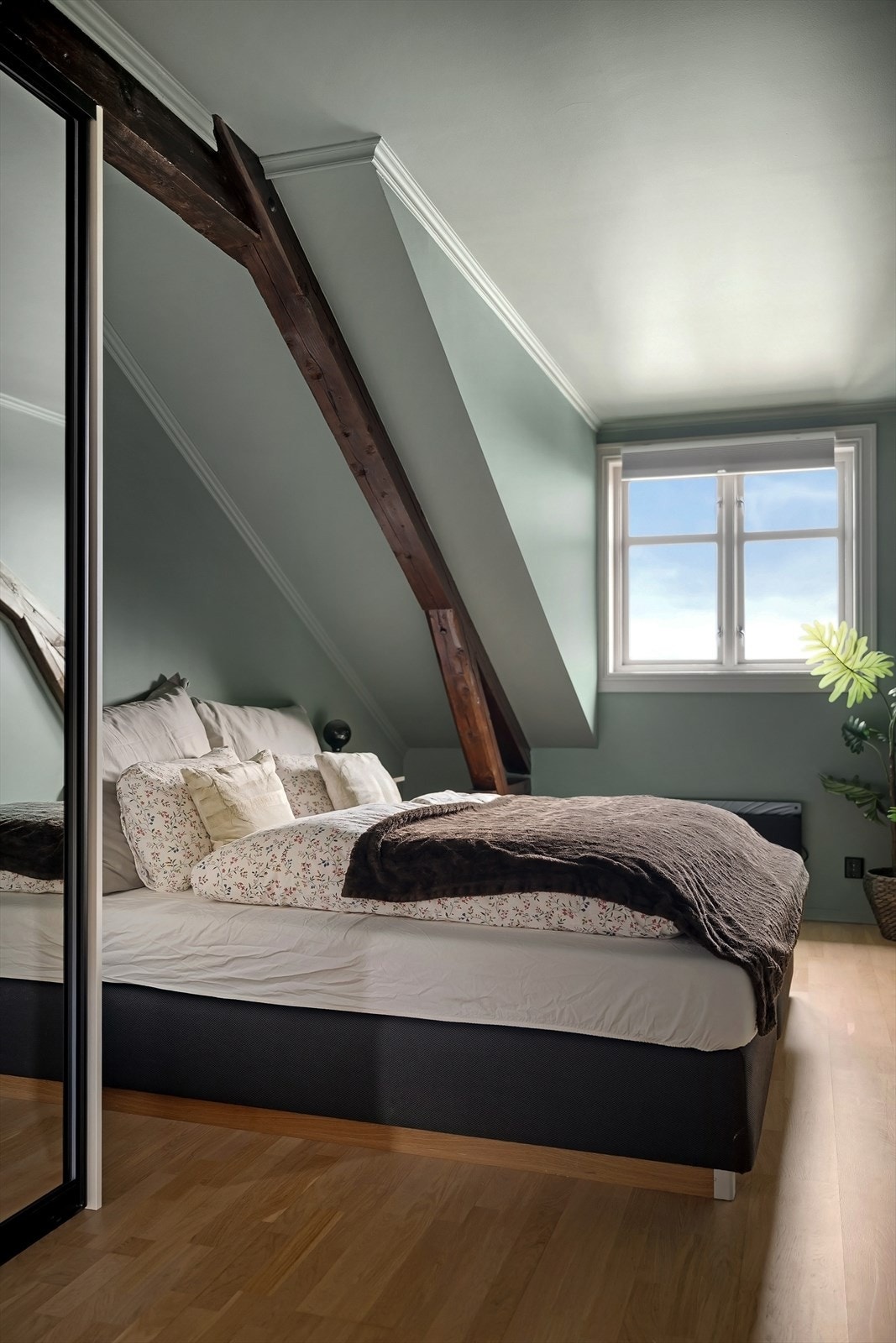 God oppbevaringsplass i skyvedørsgarderobe. Galleribilde