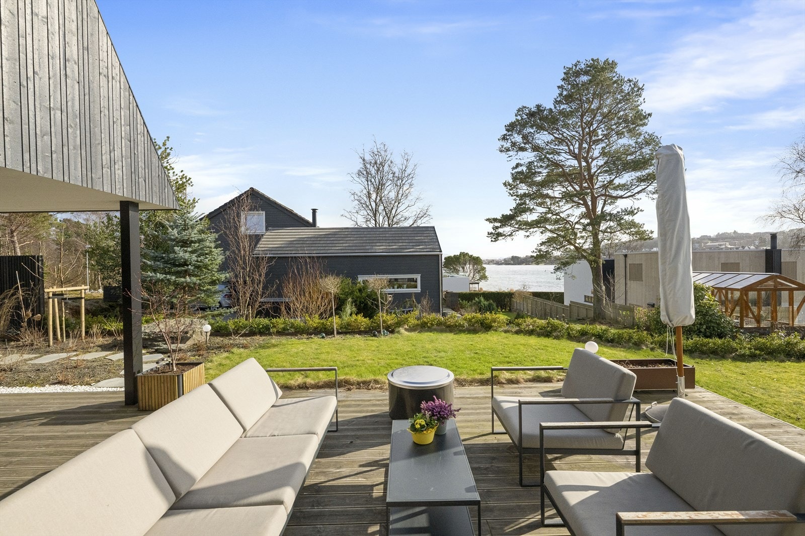En deilig uteplass som utvider hovedetasjen på vår og sommer. Galleribilde