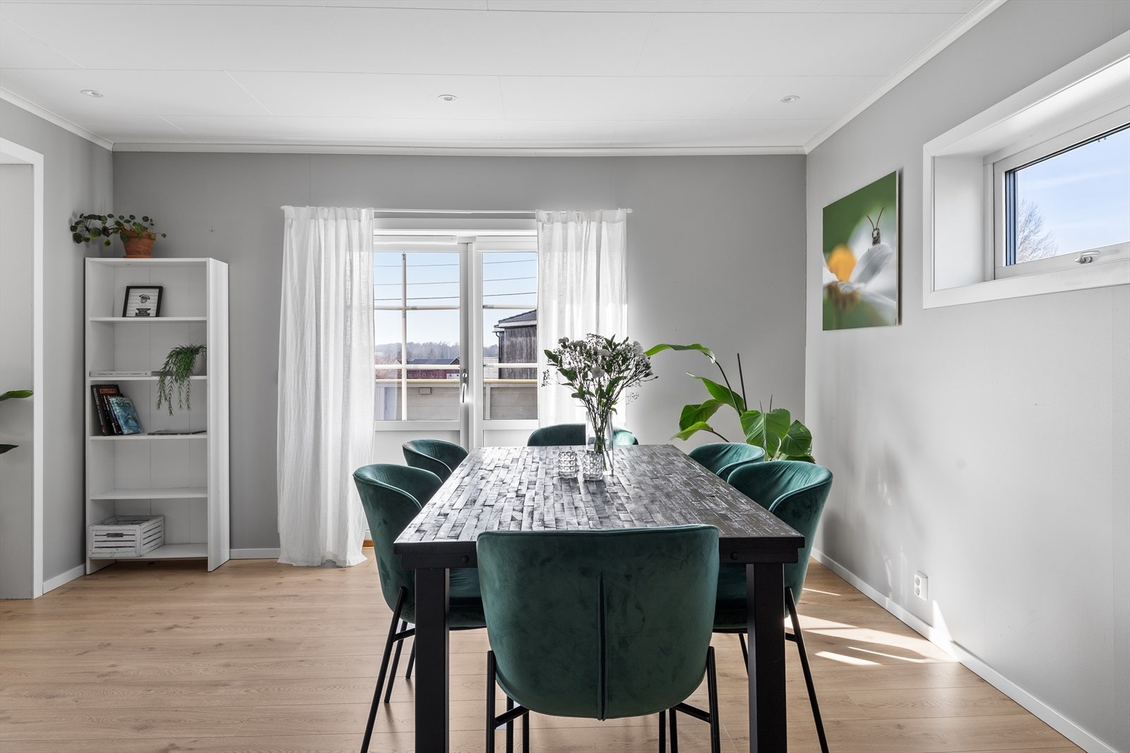 Det er rikelig med plass til et stort spisebord med tilhørende møblement, noe som gjør rommet ideelt for selskapeligheter, høytider og hyggelige sammenkomster. Galleribilde