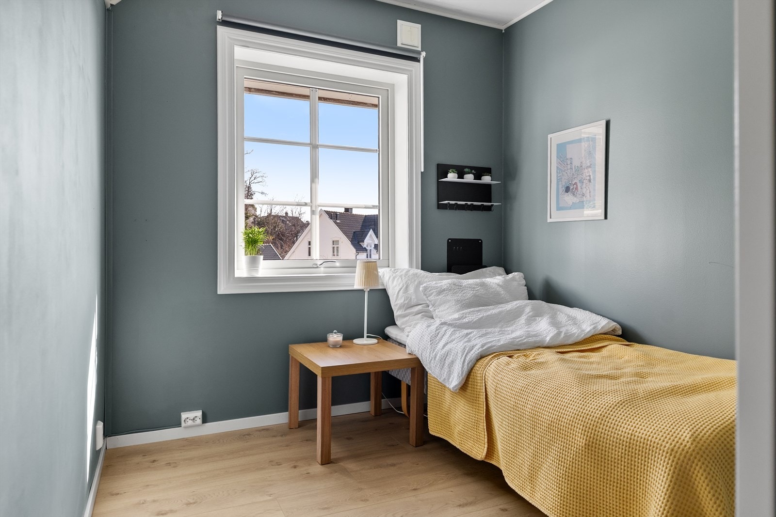 Dette er et allsidig rom med flere bruksmuligheter, tilpasset både dagens og fremtidige behov. Enten du ønsker å bruke det til soverom eller et hjemmekontor. Galleribilde