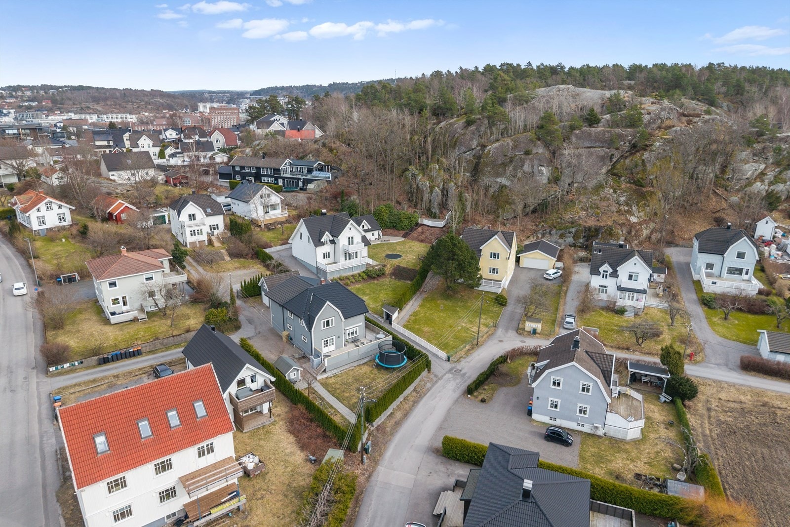 Beliggenheten på Virik i Sandefjord må fremheves som særdeles attraktiv. Området er veletablert, rolig og svært populært, kjent for sitt trygge og familievennlige bomiljø. Galleribilde