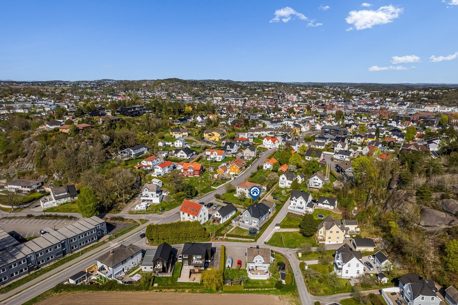 Her bor du tilbaketrukket fra trafikk og støy, men likevel med kort vei til alt du trenger i hverdagen. Galleribilde