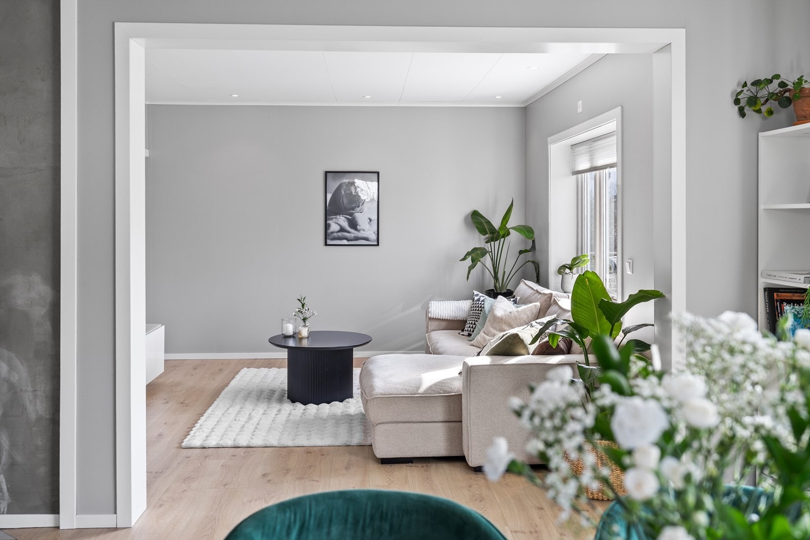 Stuen fremstår som lys og innbydende, med pene gulv og harmoniske, dus fargetoner på veggene som skaper en rolig og behagelig atmosfære. Galleribilde