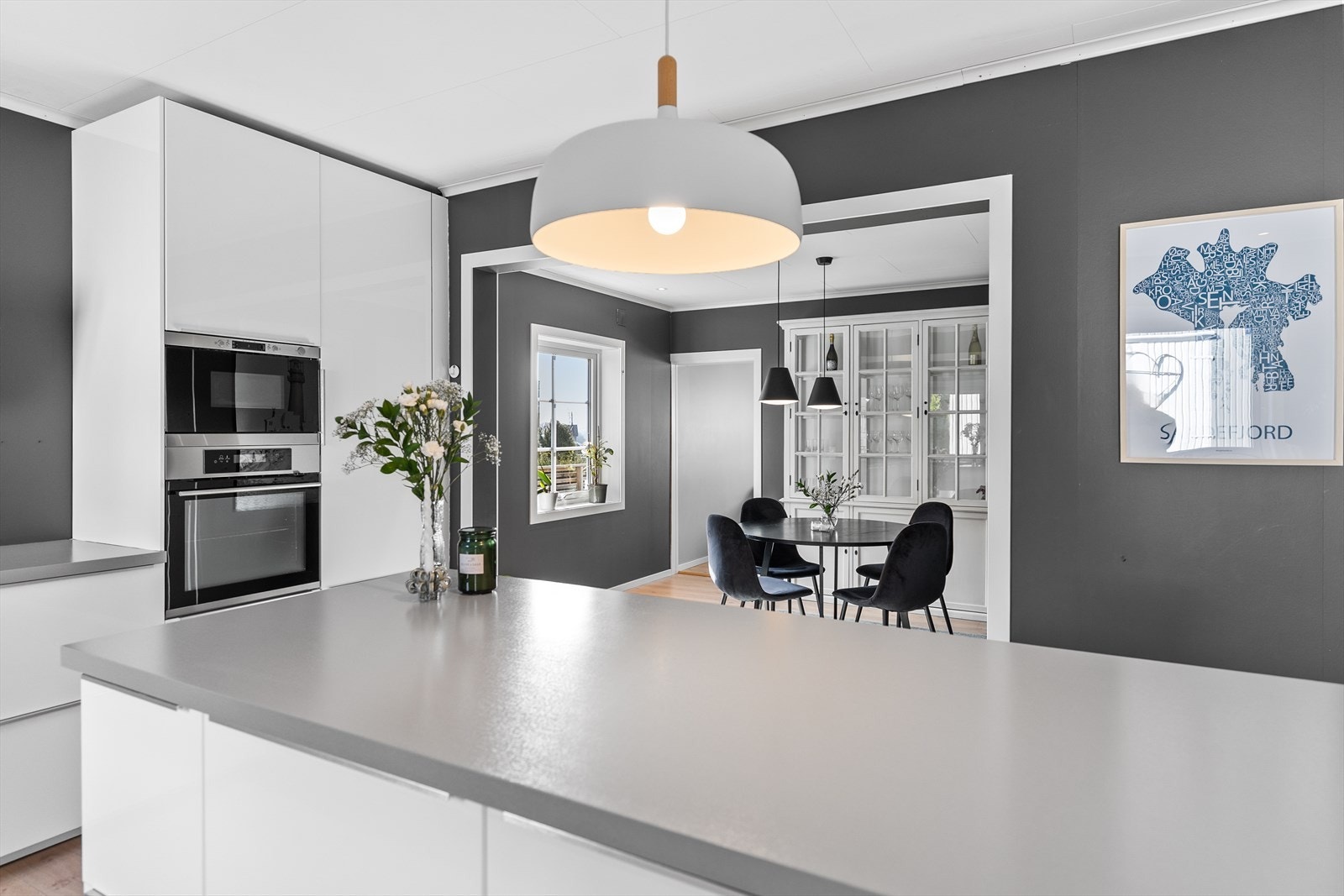 Kjøkkenet byr på en praktisk og funksjonell kjøkkenøy som gir ekstra arbeidsflate og gode oppbevaringsmuligheter. Øyen fungerer også som et naturlig samlingspunkt i rommet - perfekt for både matlaging og sosialt samvær. Galleribilde
