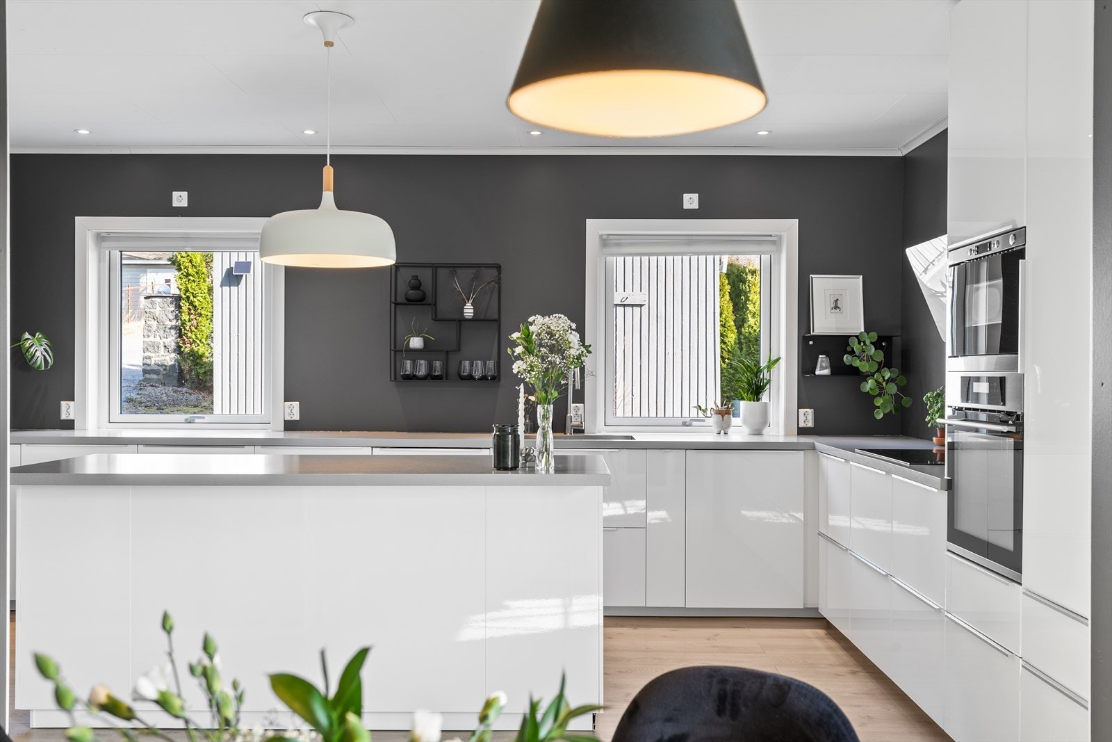 Planløsningen er nøye gjennomtenkt, og kjøkkenet er plassert med omhu for å gi en naturlig og god flyt i boligen. Galleribilde