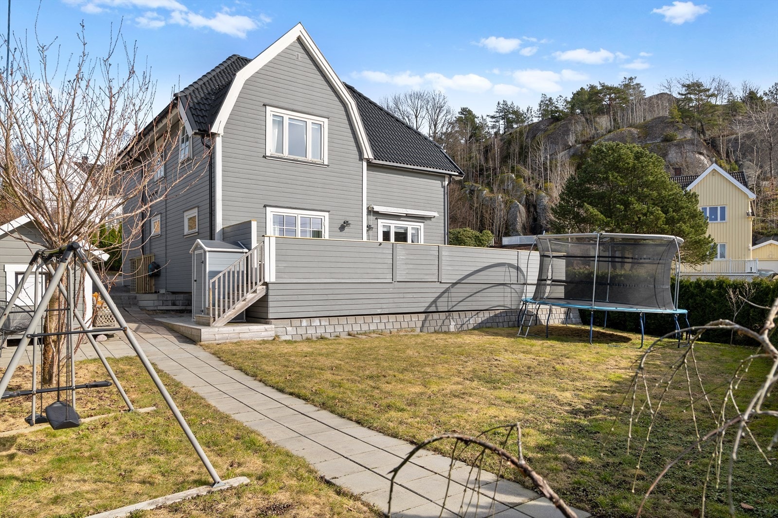 Romslig, lekker og innholdsrik familiebolig med 5 soverom - solrik tomt og skjermet, pent og barnevennlig uteområde. Galleribilde
