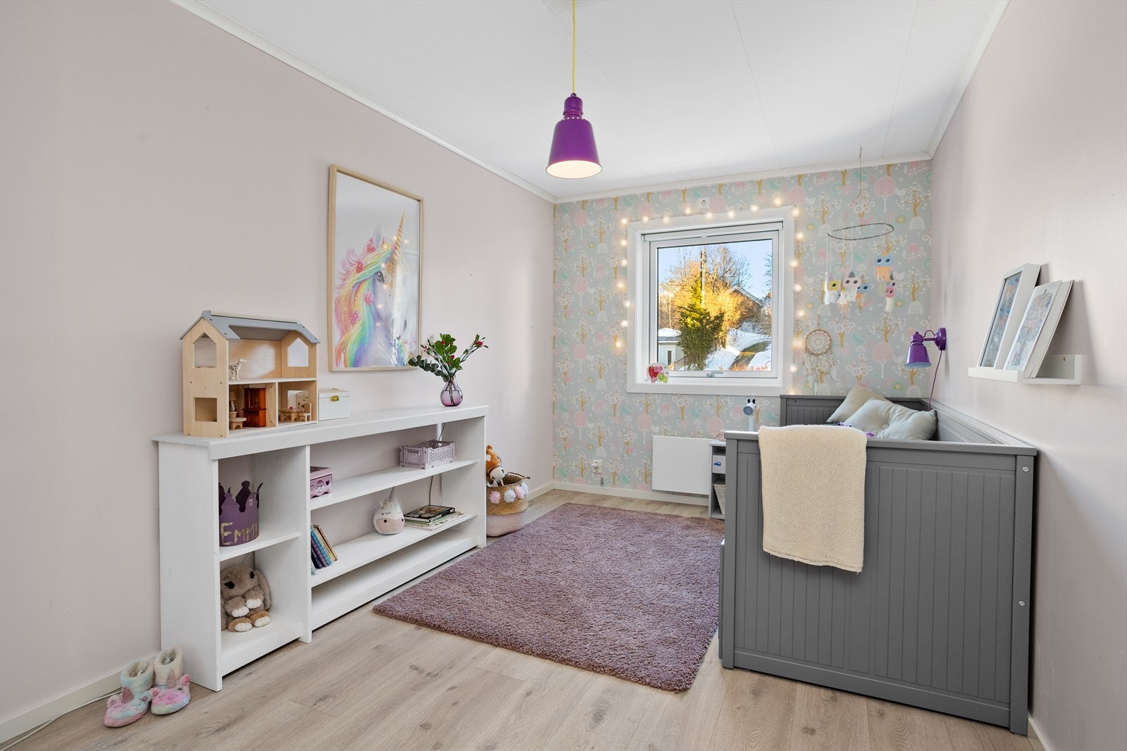 Boligen er innredet med hele 5 soverom, noe som gir svært gode plass- og bruksmuligheter. Dette gjør boligen ideell for en familie som ønsker god plass til både barn og voksne. Galleribilde