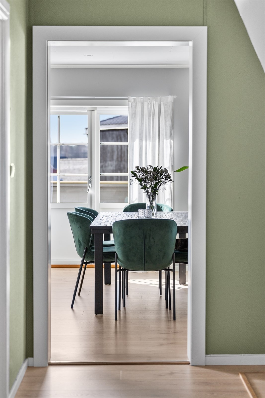 Spisestuen har en god plassering i boligen, med en naturlig tilknytning til både kjøkken og øvrige oppholdsrom. Dette gir en praktisk og sosial flyt i hverdagen, samtidig som rommet fungerer som et samlingspunkt for både små og store anledninger. Galleribilde