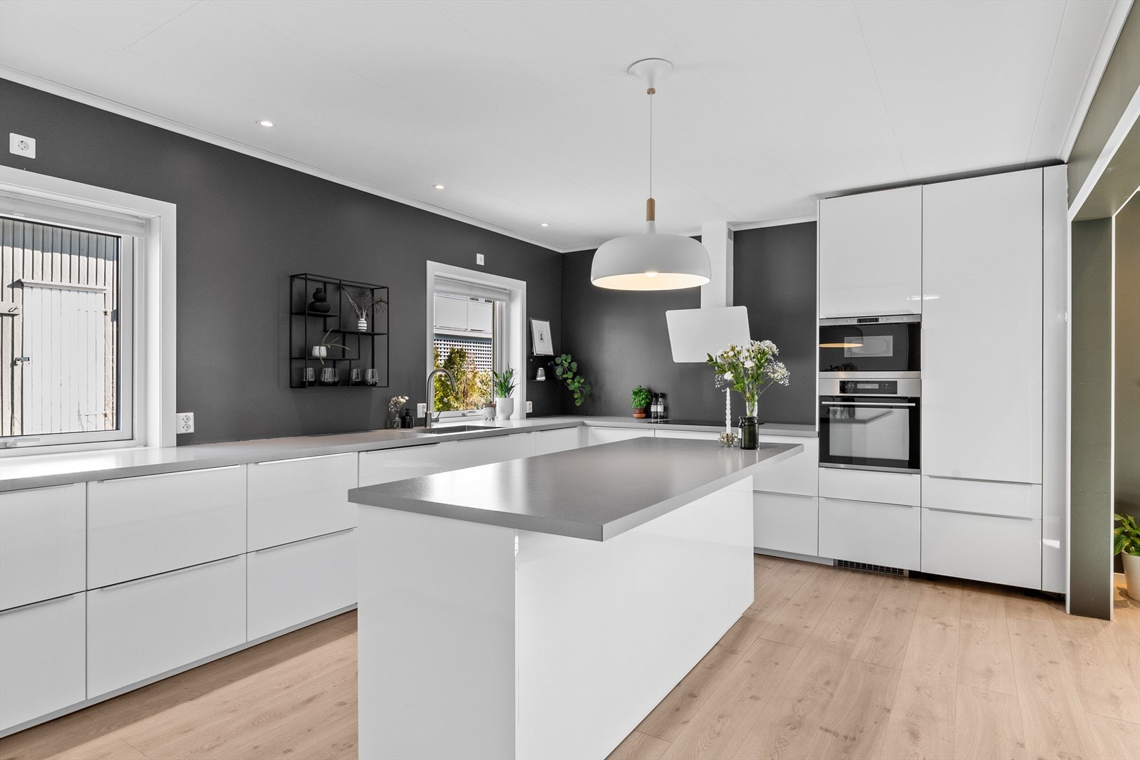 Kjøkkenet fremstår som moderne, stilrent og gjennomført, med slette fronter som gir et tidløst og elegant uttrykk Galleribilde