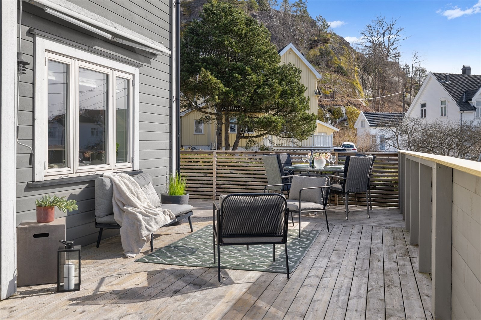 Fra stuen er det utgang til en solrik og skjermet terrasse som oppleves som en naturlig forlengelse av oppholdsrommet. Her kan du nyte rolige og fredelige omgivelser, godt tilbaketrukket fra innsyn og støy. Galleribilde