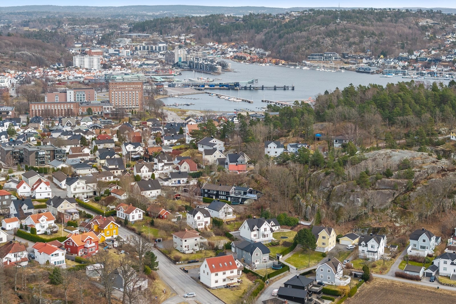 Fra eiendommen er det kun få skritt til vakre Hjertnesskogen - et svært ettertraktet turområde som byr på naturopplevelser året rundt. Galleribilde