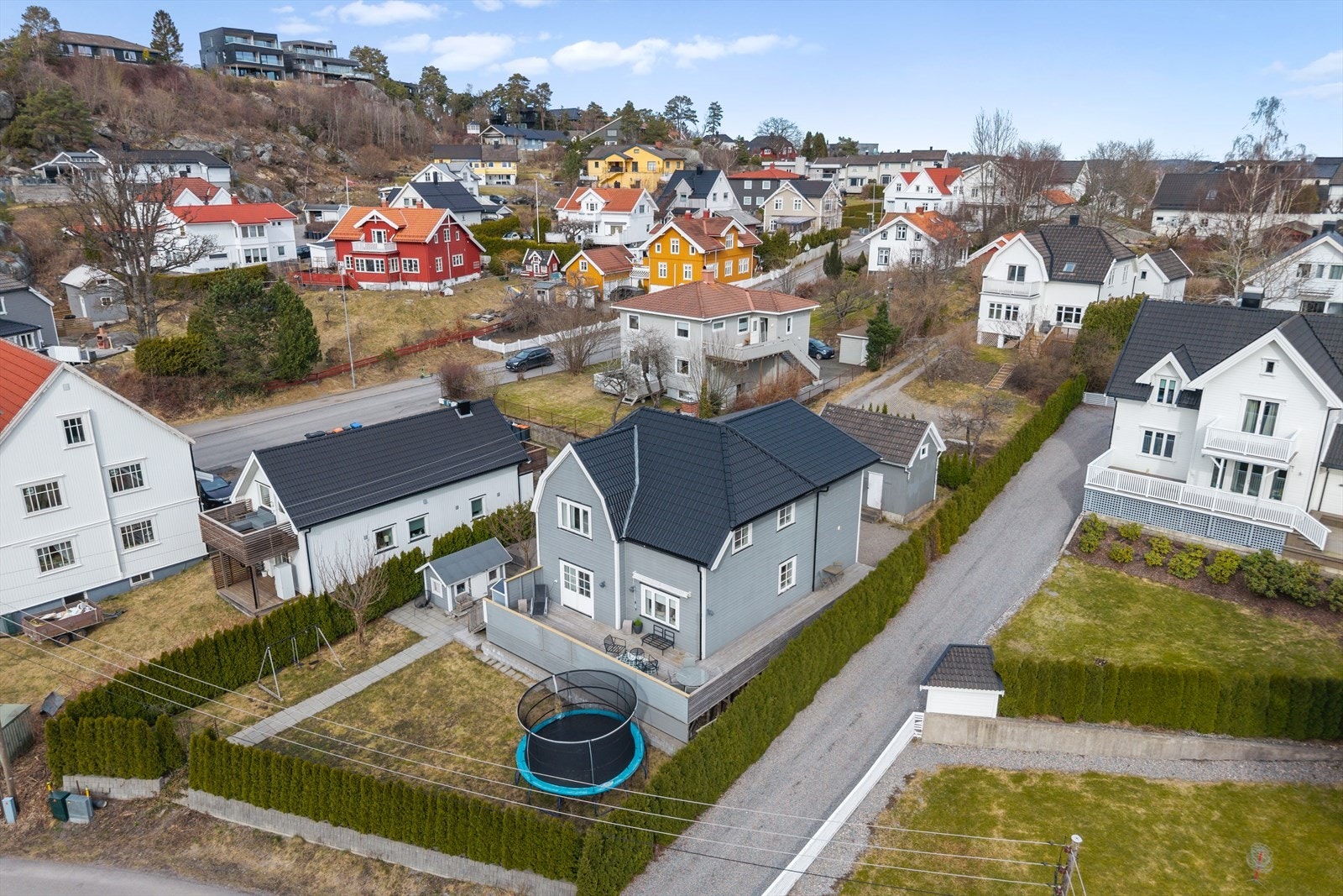 Eiendommen fremstår med en pent opparbeidet og svært solrik tomt som gir en umiddelbar følelse av trivsel og kvalitet. Galleribilde