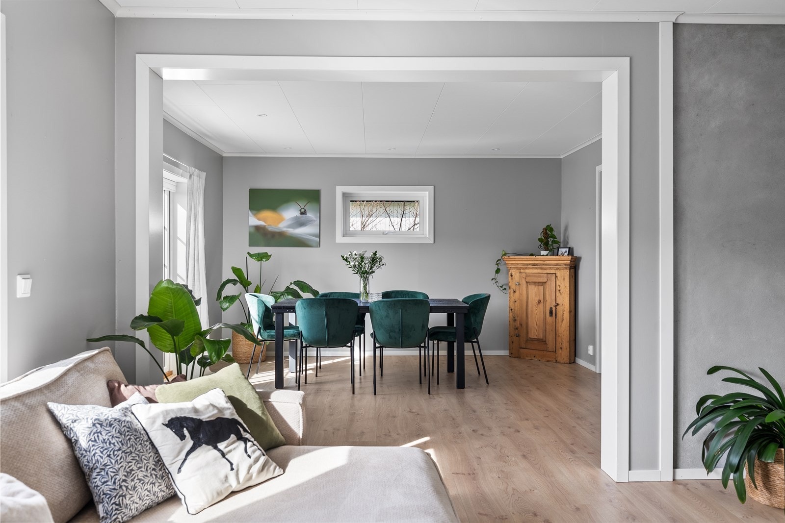 Spisestuen fremstår som et særdeles hyggelig og innbydende rom, med god atmosfære og fine lysforhold som gir en lun og behagelig stemning. Galleribilde