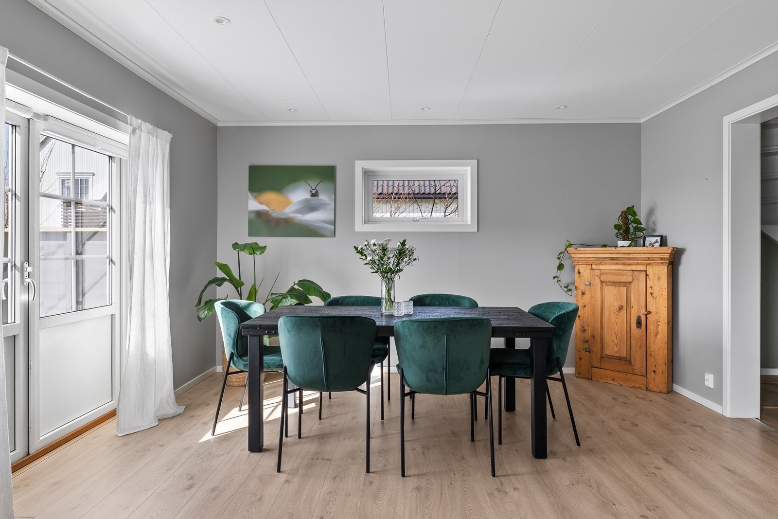 Rommet oppleves som både romslig og funksjonelt, og gir gode muligheter for å samle familie og venner rundt måltidene. Galleribilde