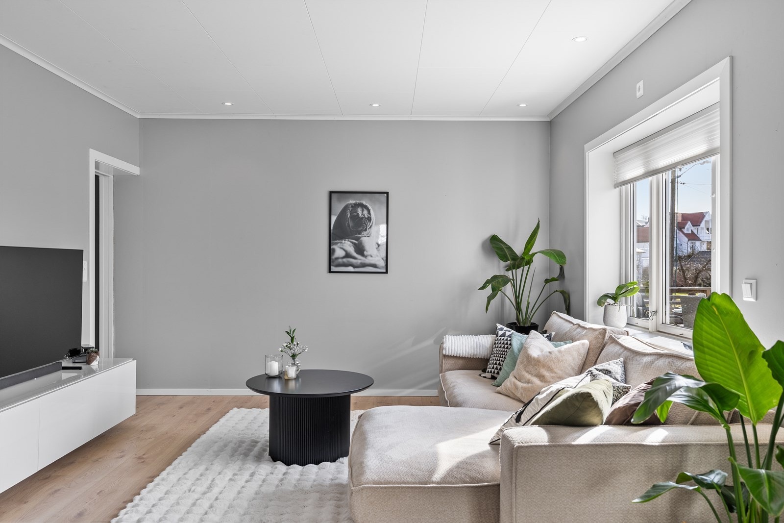 Her er det tilrettelagt for avslapning i rolige omgivelser - et perfekt sted å trekke seg tilbake for å se på TV eller nyte gode stunder med familie og venner. Galleribilde