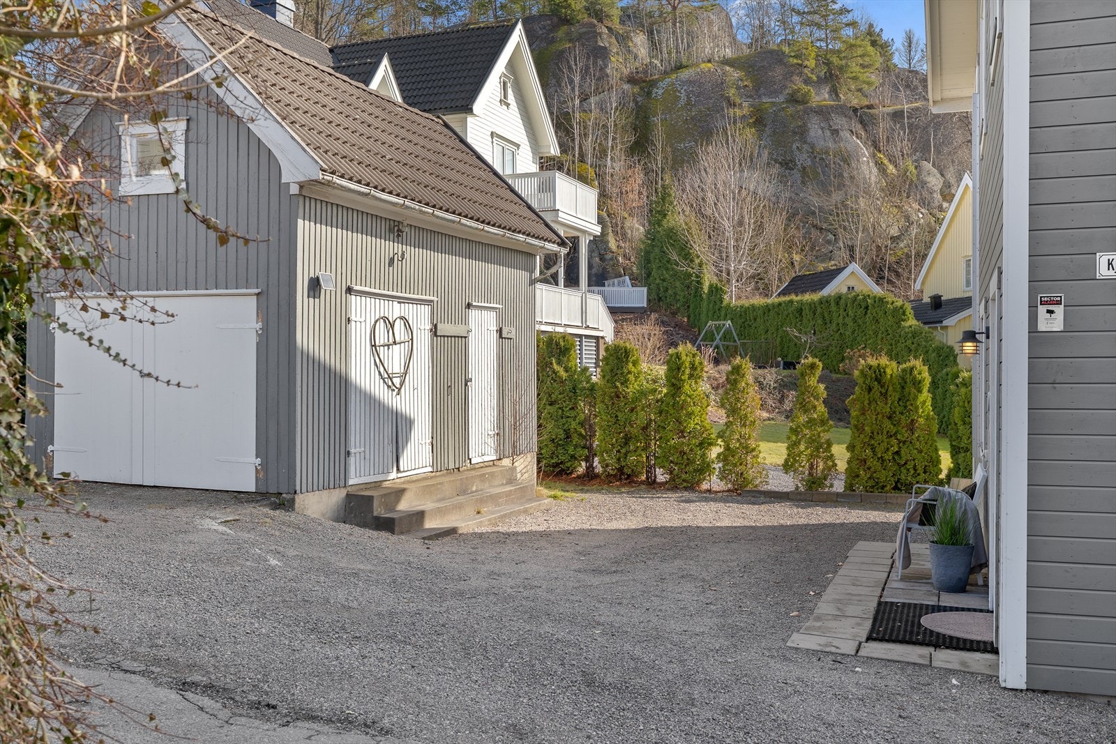 Eiendommen har et praktisk garasje-/uthus med gode lagringsmuligheter, som gir en fleksibel løsning for både parkering og oppbevaring. Her er det god plass til å oppbevare alt fra sesongutstyr og hageredskaper til sykler og annet utstyr. Galleribilde
