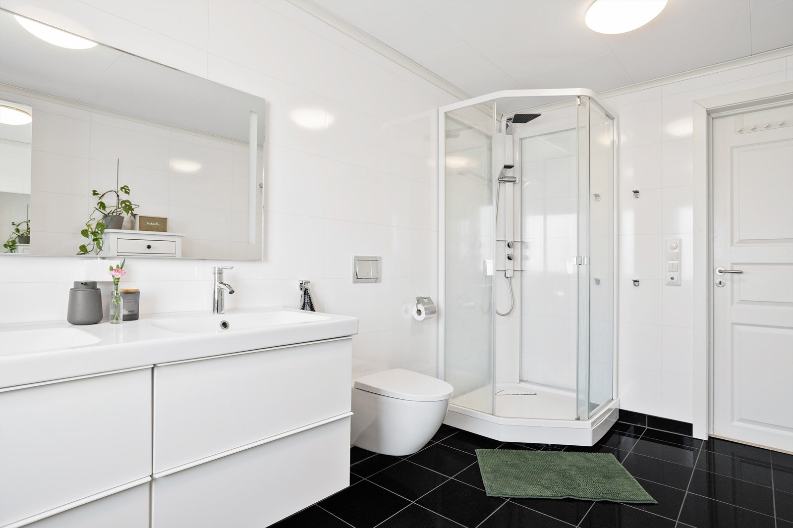 Badet i 2. etasje ble oppgradert i 2014 og fremstår som moderne, delikat og velholdt. Rommet er smakfullt innredet med gode løsninger som kombinerer både funksjonalitet og komfort. Galleribilde